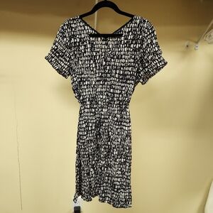 Black and White Sheath Dress with Short Sleeves and V-Neck for Casual Work
